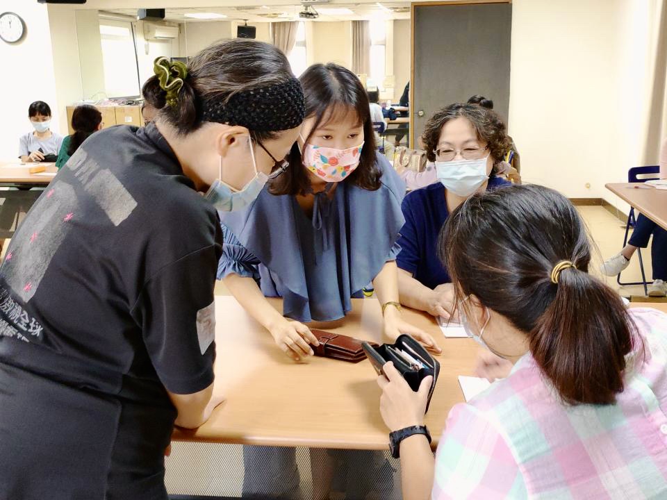 學員們拿出錢包互相討論彼此整理的狀況